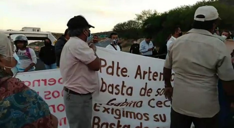 Manifestantes de Santa María Coapan cierran la Cuacnopalan-Oaxaca para exigir destitución del edil