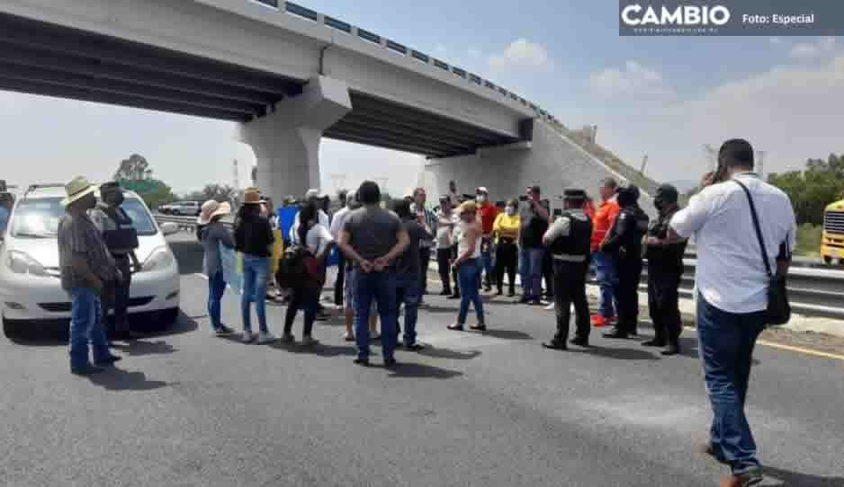 Ya son cinco horas de cierre en la Puebla-Orizaba: Transportistas exigen más seguridad tras asesinato de un trailero