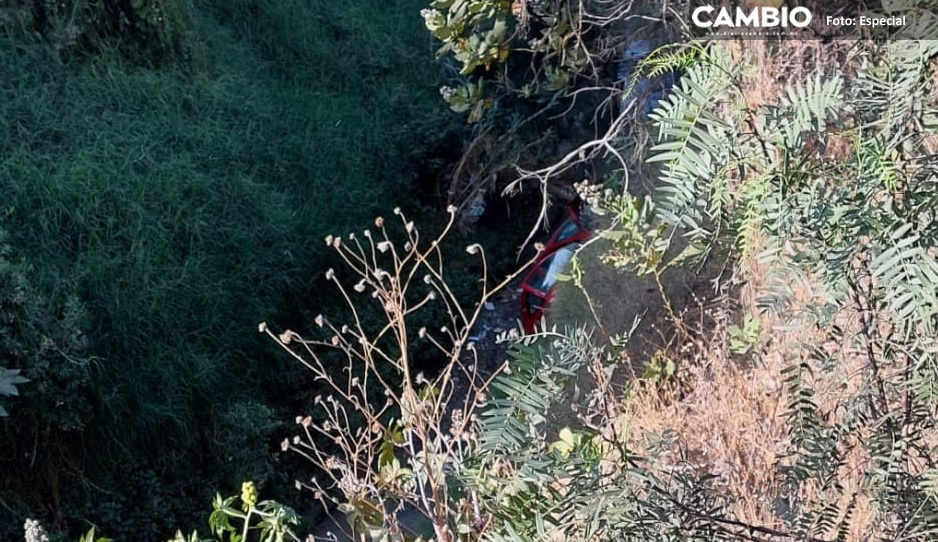 ¡Se fue al fondo! Vehículo cae a barranca en la México-Puebla