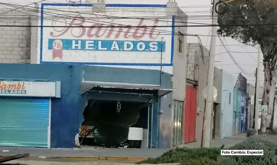 Jetta se estampa y derrumba barda de Bambi Helados cerca de Parque Puebla