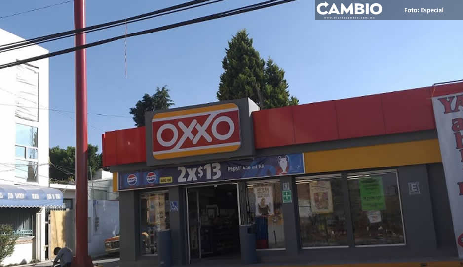 A punta de pistola asaltan Oxxo en Xalmimilulco