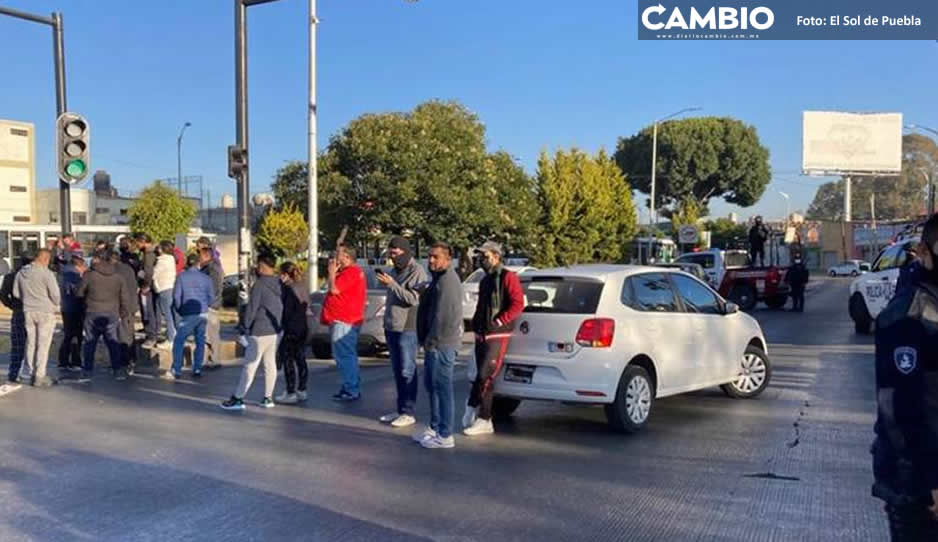 Ubers bloquean distintos puntos de Puebla: Atlixcáyotl, Periplaza, China Poblana y Fiscalía