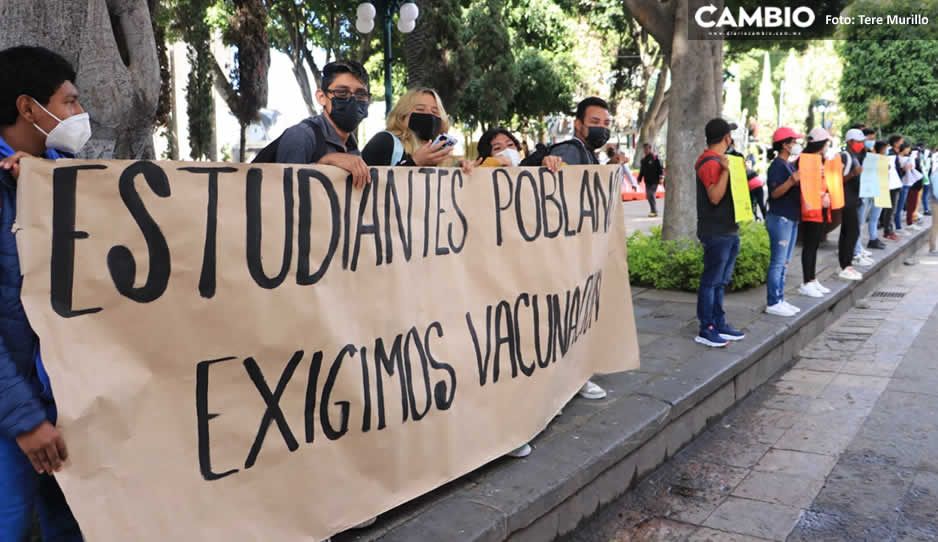 “Exigimos vacunas vs Covid” así se manifiestan estudiantes en el zócalo de Puebla (VIDEO y FOTOS)