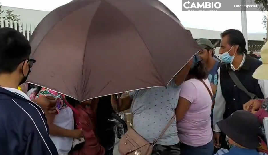¡Gandallas! Venden sombrillas en 150 pesos en el Centro Expositor (VIDEO)