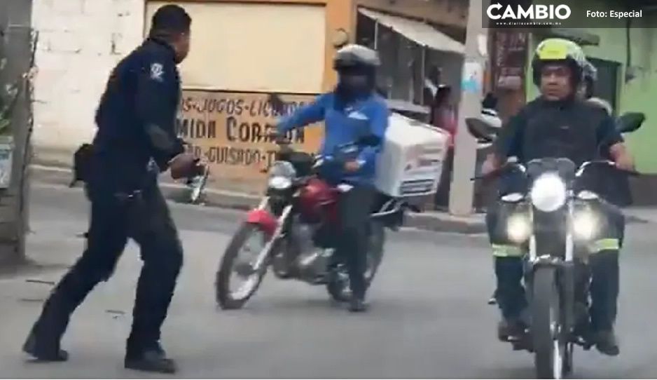 Impresionante VIDEO: ¡Súbete a mi moto! Repartidor le da “aventón” a policía para atrapar a ladrón