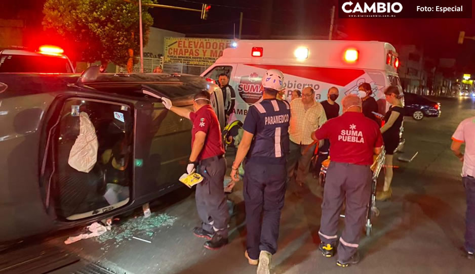 ¡Aparatoso accidente! Mujer pierde el control de su unidad y vuelca en Boulevard Norte