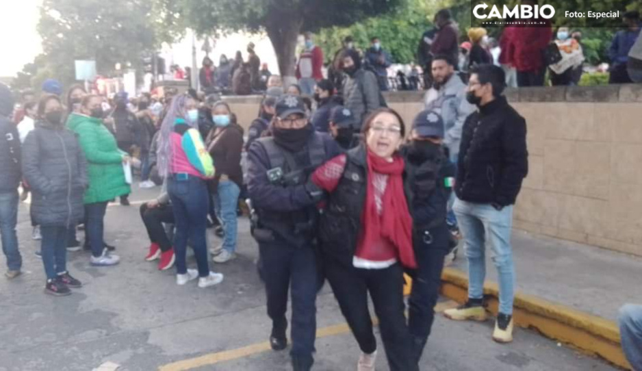 Policías detienen a la diputada suplente Concepción González durante elección en Teziutlán