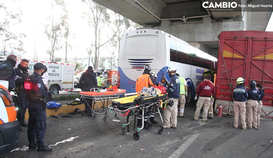 ¡Fatal! Quedan prensados en aparatosa carambola en la México-Puebla altura del Parque Finsa  (FOTOS)
