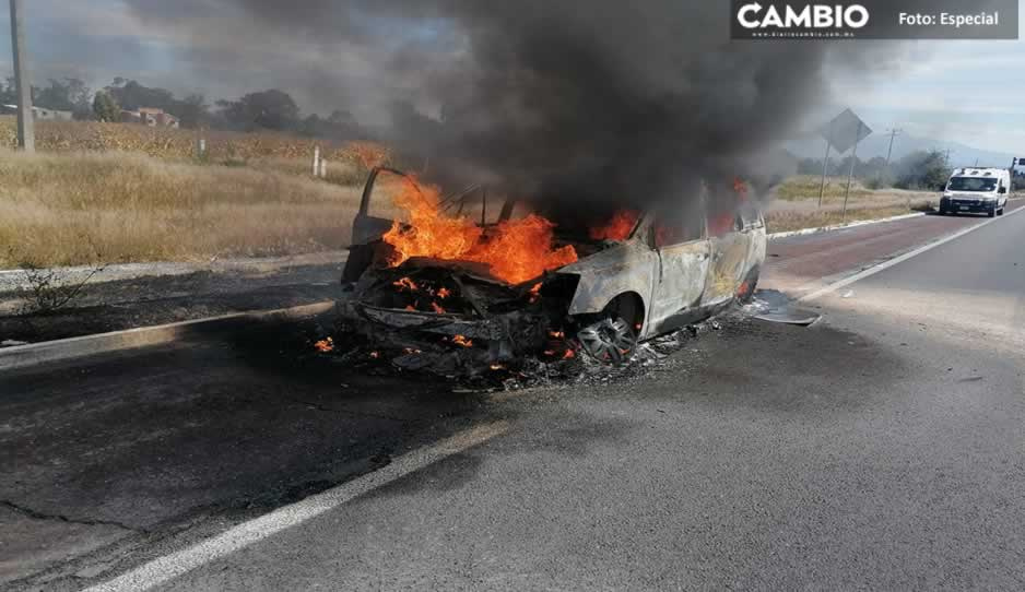 Vehículo arde en llamas en carretera México-Puebla (VIDEO)