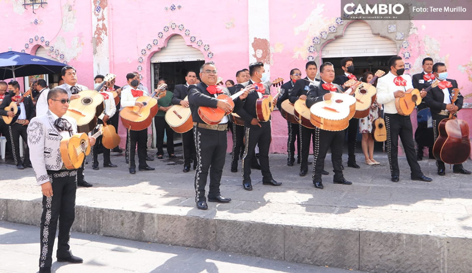Día de Santa Cecilia: músicos poblanos llenan de flores altar en el Mercado El Alto (VIDEO)