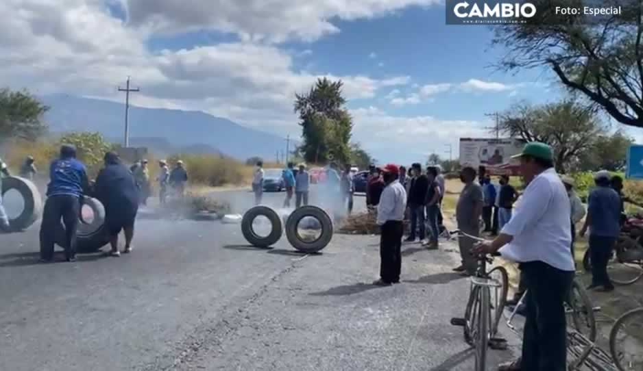 Continúa la revuelta por el DAP: Pobladores de Zinacatepec bloquean carretera para exigir anular el pago de 86 pesos