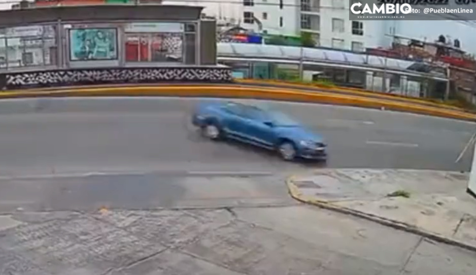 ¡Tremendo! Captan momento en que Jetta se estrella en el Boulevard Atlixco (VIDEO)