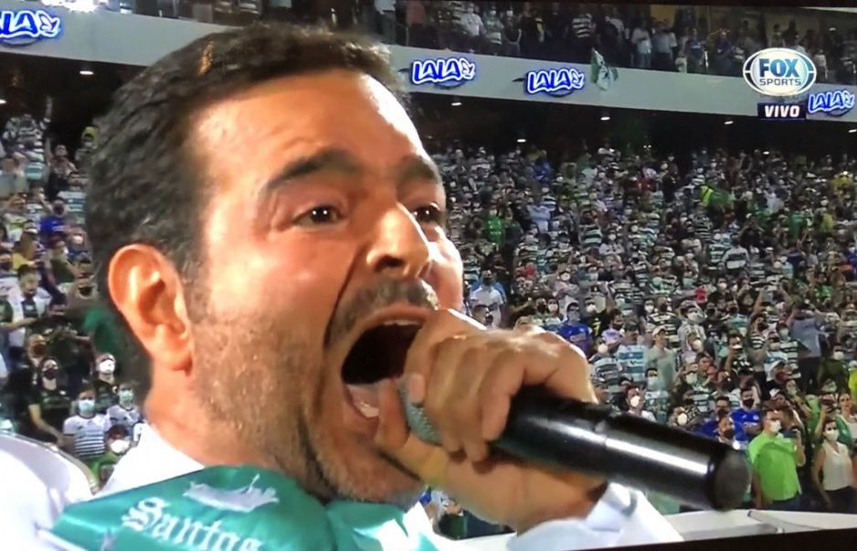 ¡Mala copa! Pablo Montero le cambia la letra al himno nacional, lo acusan de borracho (VIDEO)