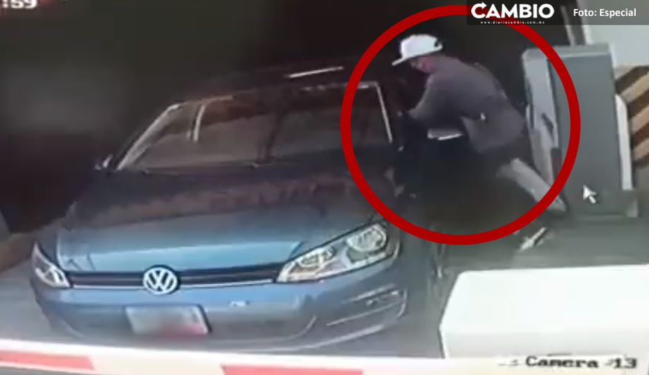 VIDEO: Atracan a automovilista que salía del estacionamiento de Walmart en Vía San Ángel  