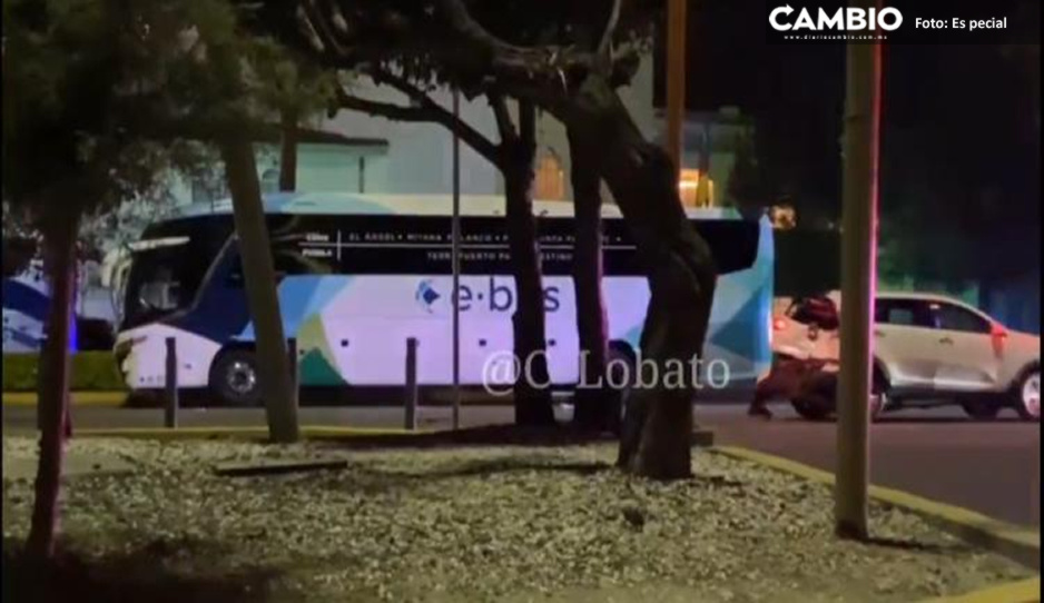 Autobús choca vs camioneta Vía Atlixcáyotl; hay dos mujeres lesionadas