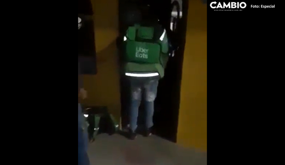 Repartidores de Uber cansados de los asaltos golpean a ladrón; lo fueron a sacar de su casa (FUERTE VIDEO)
