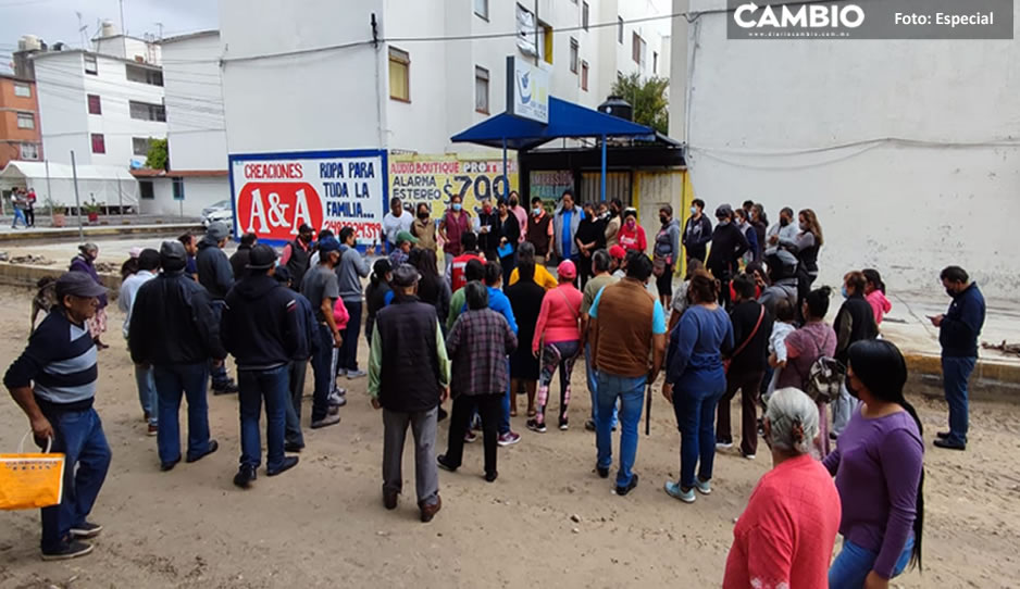 Colonos de Infonavit El Riego cierran calles por falta de agua en Tehuacán