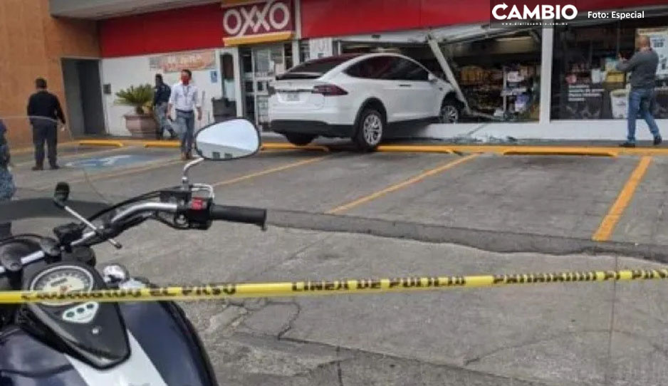 VIDEO: Camioneta Tesla pierde el control y acaba hasta el fondo de un Oxxo