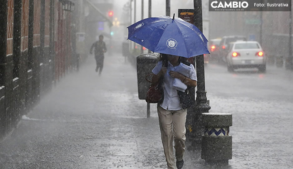 ¡No guardes el paraguas! Pronostican lluvias intensas, deslaves e inundaciones en Puebla