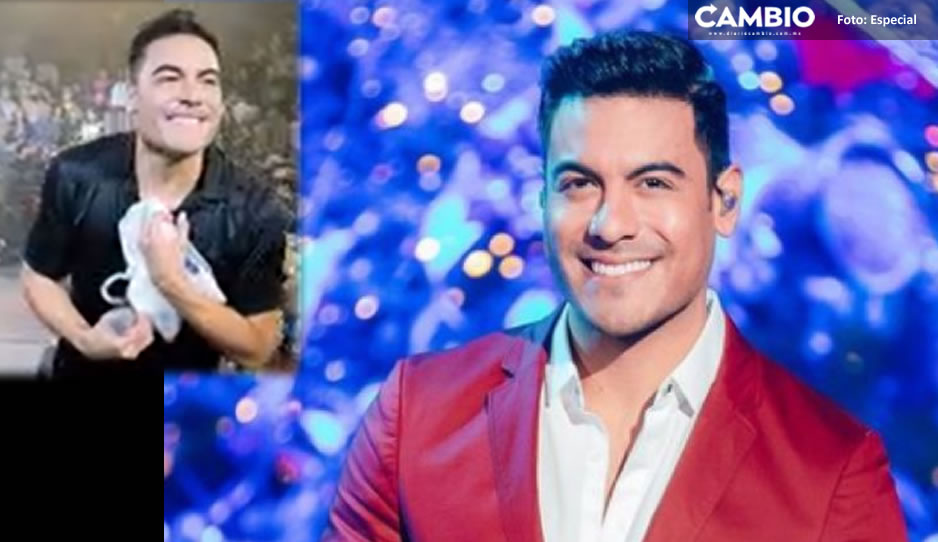 ¡De lo más tierno! Carlos Rivera recibe pañalero para su bebé durante concierto