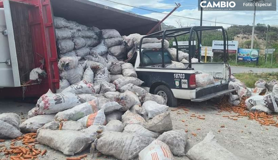 Camión cargado de zanahoria vuelca y aplasta una patrulla en Tepexi
