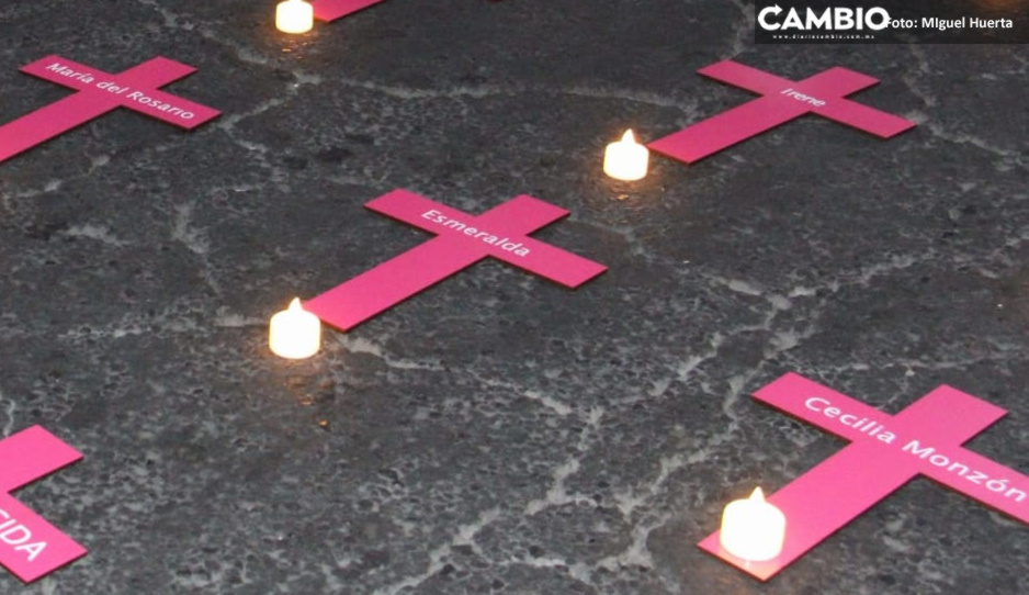 Feministas pasan lista de mujeres asesinadas en Puebla, incluida Cecilia Monzón (VIDEO)