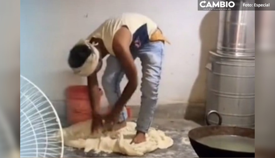 ¿Una delicia? Captan a vendedor de empanadas preparando masa con sus pies (VIDEO)