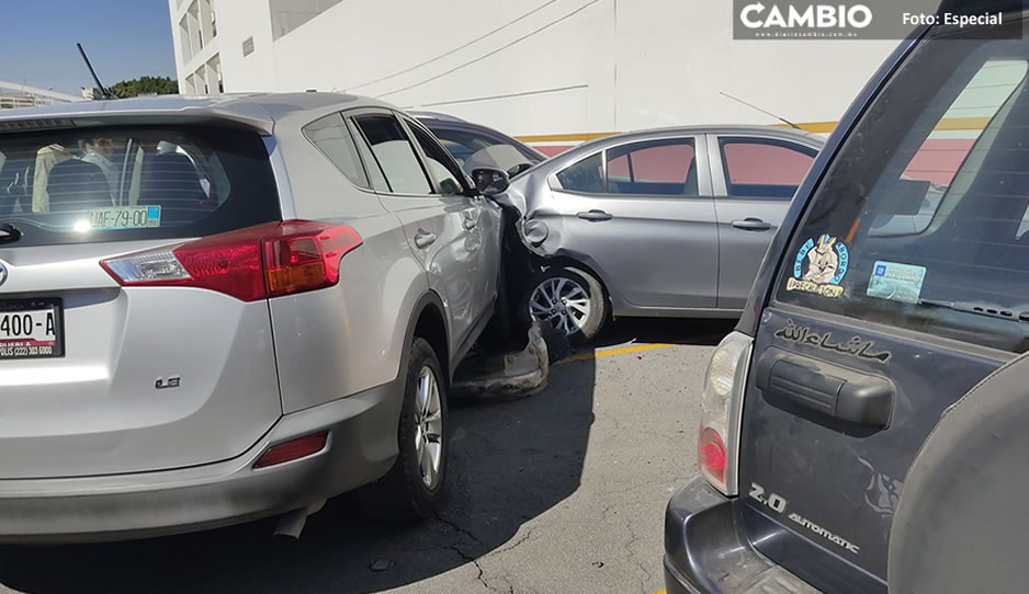 Choquezazo en Walmart San Manuel; chofer impacta con dos vehículos