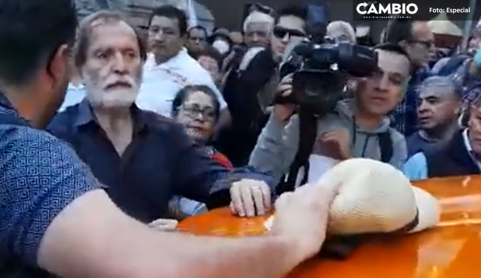 ¿Qué es lo que pasó? Epigmenio Ibarra sufre descompensación durante marcha de la 4T (VIDEO)