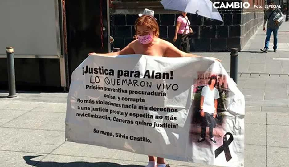 Mamá se desnuda frente al Palacio Nacional; clama justicia para su hijo que fue quemado vivo