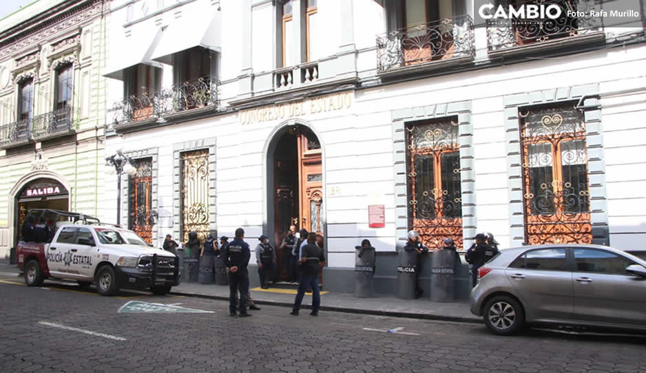 Policías resguardan el Congreso de Puebla ante marcha feminista en conmemoración del 25N (VIDEO)