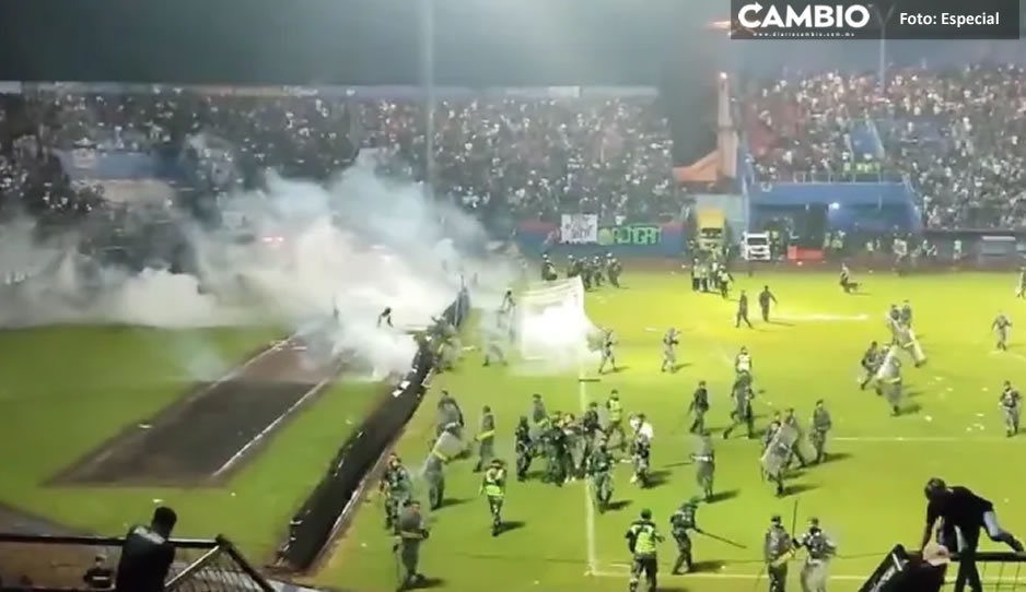 Batalla campal entre aficionados de futbol deja más de 100 muertos en Indonesia (VIDEOS)