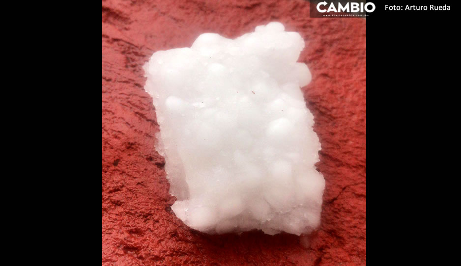 ¿Granizos o piedra volcánica? De este tamaño las rocas de hielo que cayeron en Puebla