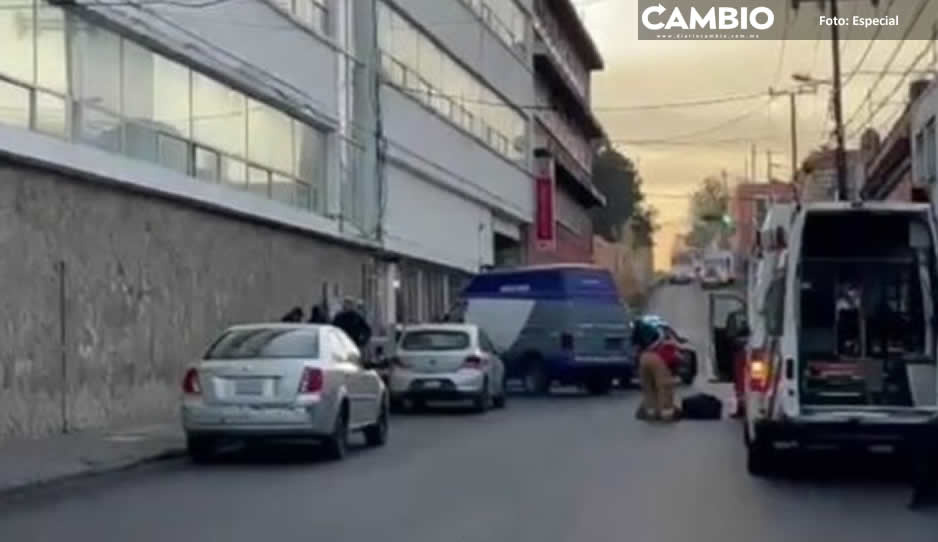 Apuñalan a joven y muere desangrado dentro de su auto en la entrada de la Cruz Roja