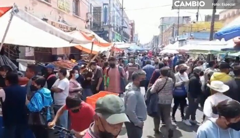 ¿Y la sana distancia? Poblanos atiborran la calle de pescados y mariscos del Mercado 5 de Mayo (VIDEO)