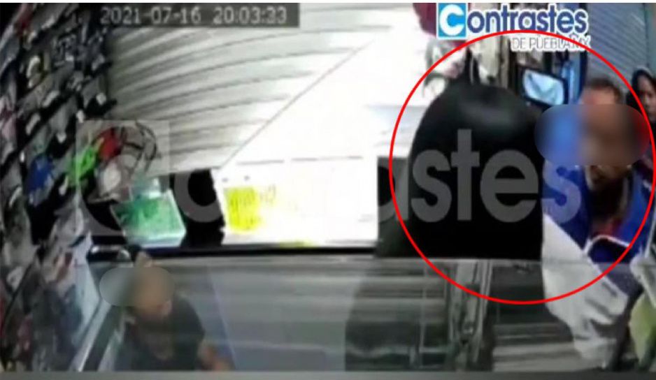 ¡Viejo asqueroso! Dueño de local escupe en la cara a empleada en Puebla (VIDEO)