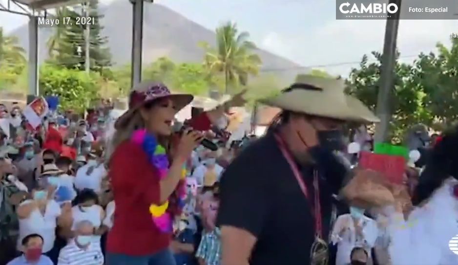 VIDEO: Evelyn Salgado cierra eventos cantando al ritmo de Como la flor junto a su padre