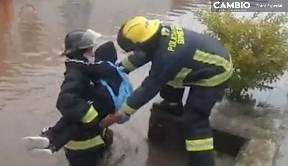 ¡Héroes sin capa! Así es como rescataron a niñitos de escuela inundada en Coronango (VIDEO)