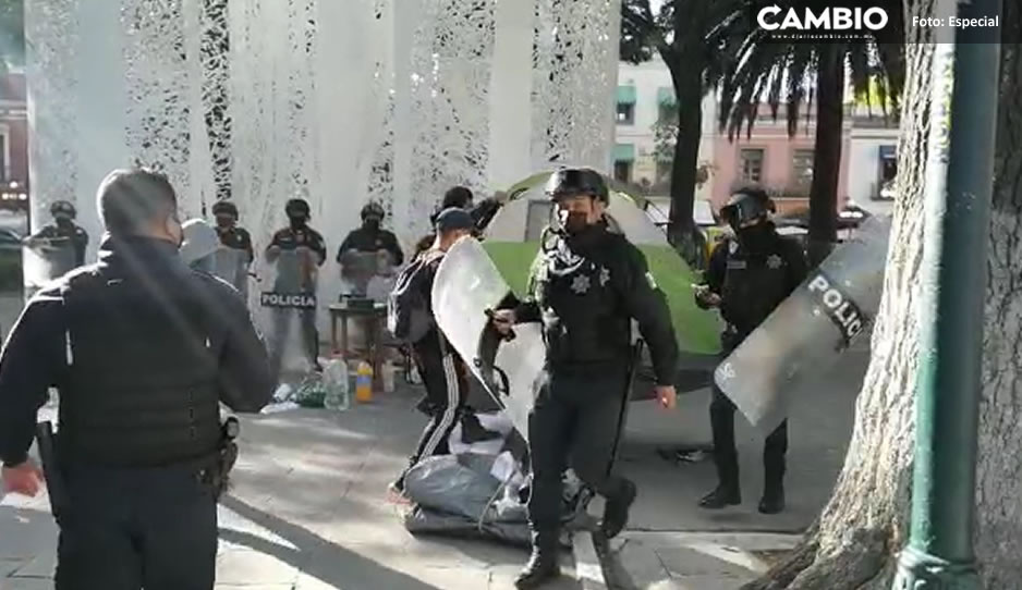 Integrantes del FEET acusan que Cruz Lepe mandó granaderos para impedir su manifestación en Zócalo de Puebla
