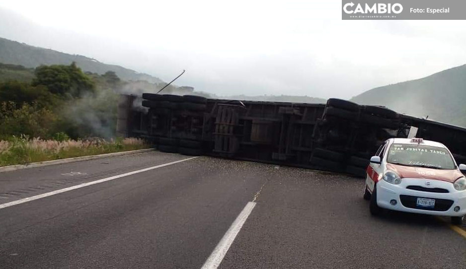 Volcadura de tracto camión provoca cierre de la Puebla-Orizaba a la altura de Esperanza