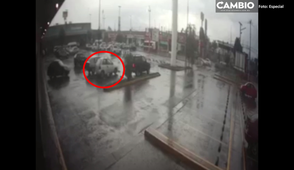 VIDEO: Así se robaron un auto en menos de un minuto en el Bodega Aurrera de Coronango