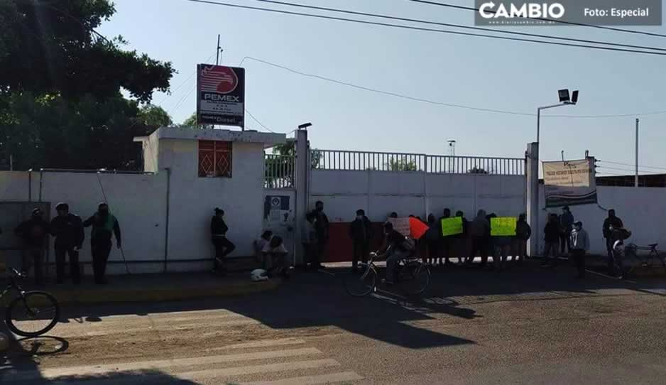 Camión de Patsa atropella a motociclista y familiares exigen pago de gastos médicos, en Tehuacán