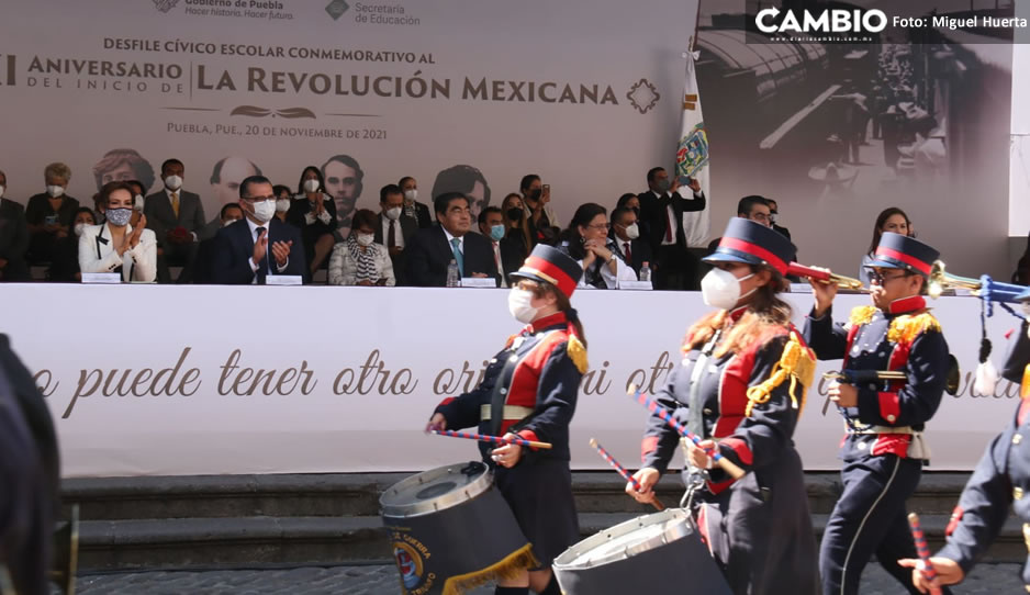 Con tambora y carros alegóricos, así fue el desfile conmemorativo de la Revolución Mexicana (VIDEO)
