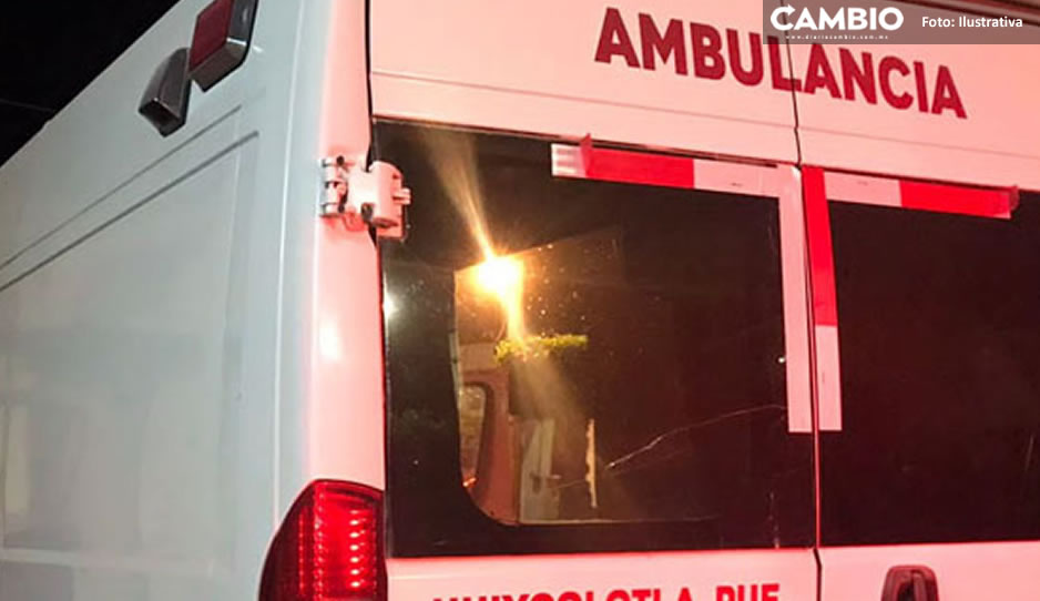 Aparatoso accidente; ambulancia pierde el control y se impacta con poste sobre la 11 Sur