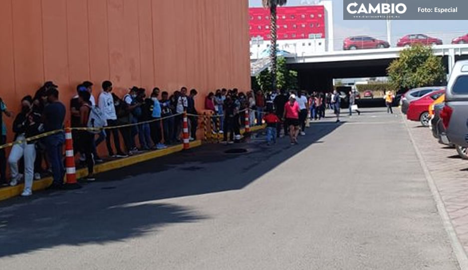 ¡Fiebre de compras! Así la larga fila de poblanos en Outlet para aprovechar el Buen Fin (FOTOS)