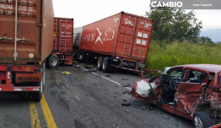 FUERTE VIDEO: Tráiler embiste a automóviles en la autopista Siglo XXI