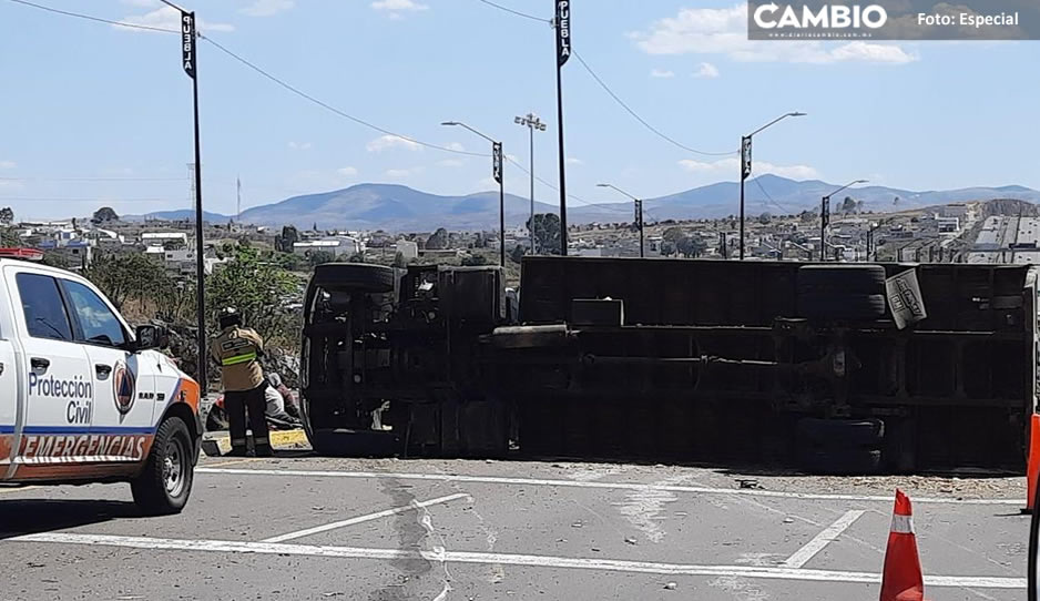Camión pierde el control y vuelca sobre el Periférico Ecológico altura del Penal de San Miguel