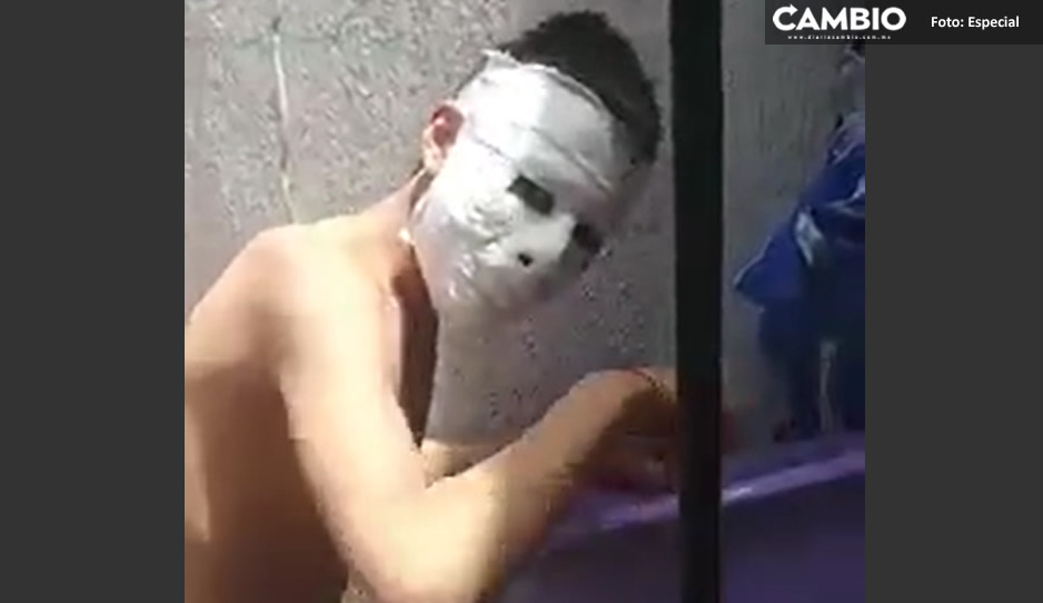 ¡Ay no! De tarea le dejan hacer una máscara de yeso y no se la puede quitar (VIDEO)