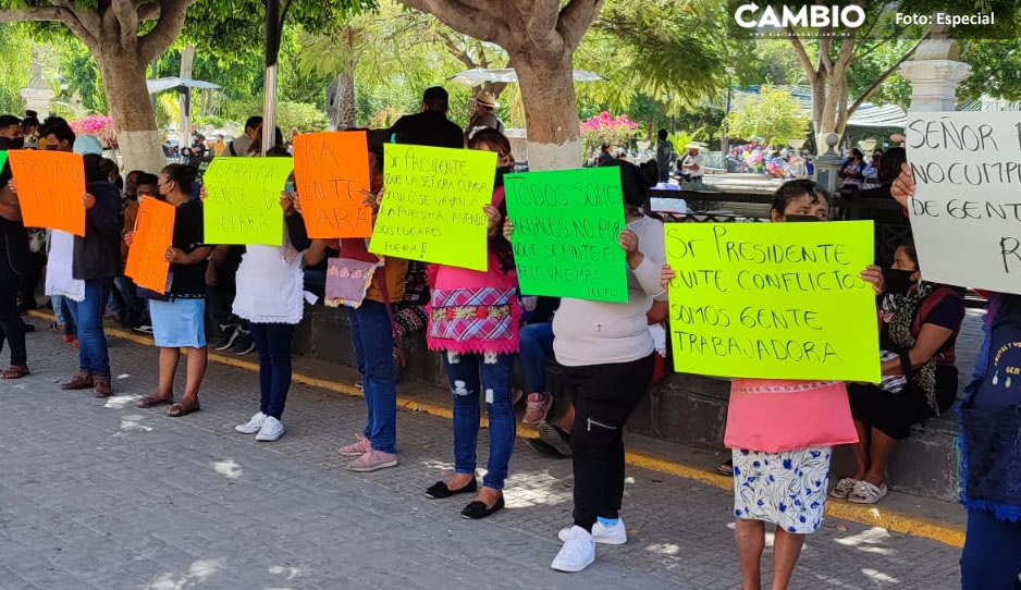 Ambulantes bloquean calles en Tehuacán, exigen que los dejen vender en el centro