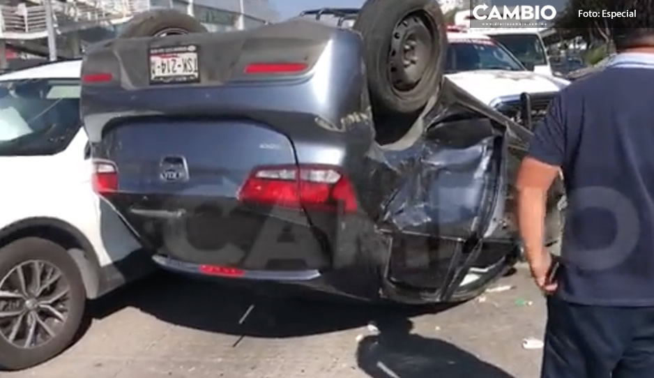 Con las llantas para arriba; así quedó un auto, tras impactarse con otro en la Vía Atlixcayotl (VIDEO)